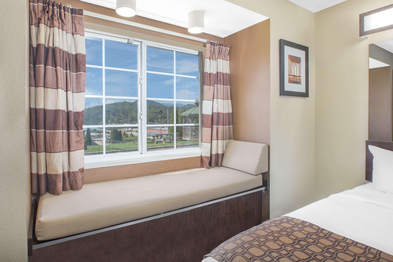 Public Area 2, Microtel Inn by Wyndham Franklin, Macon