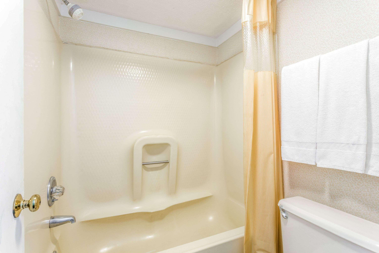 Bathroom 3, Days Inn By Wyndham Cornelia, Habersham