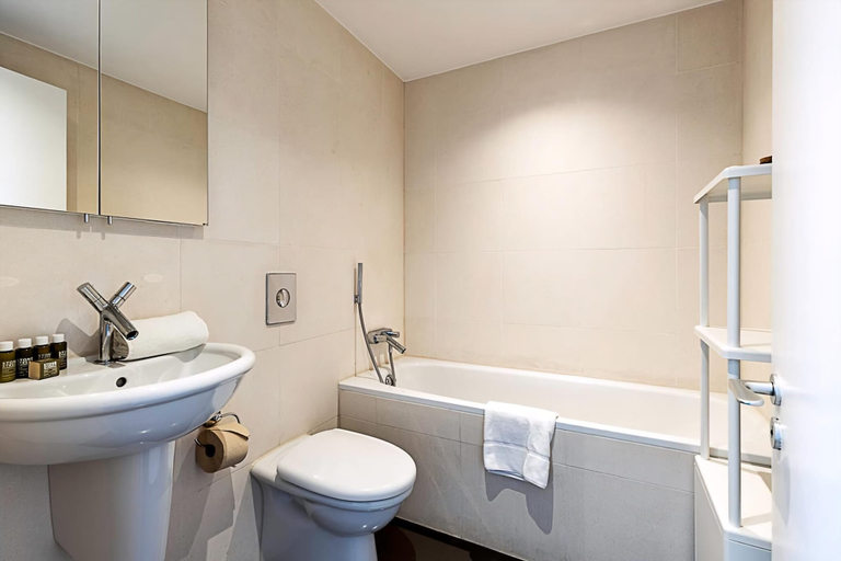 Bathroom 4, Comfortable, Modern Flat in Shoreditch, London