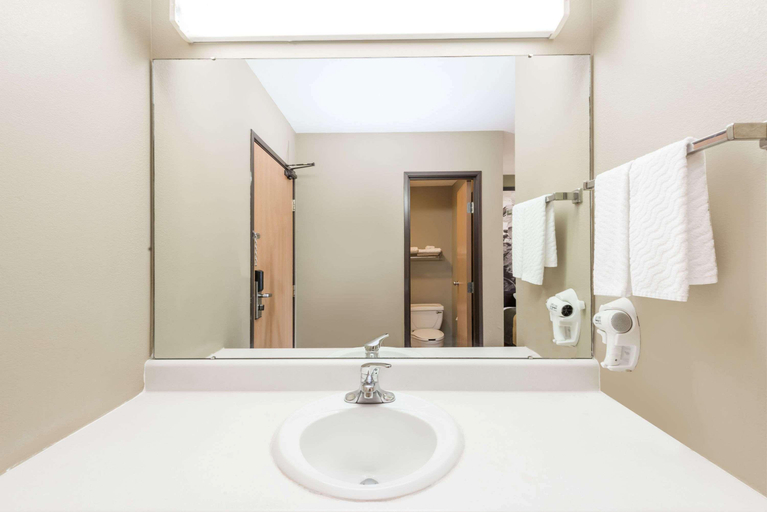 Bathroom 4, Super 8 by Wyndham Chanute, Neosho