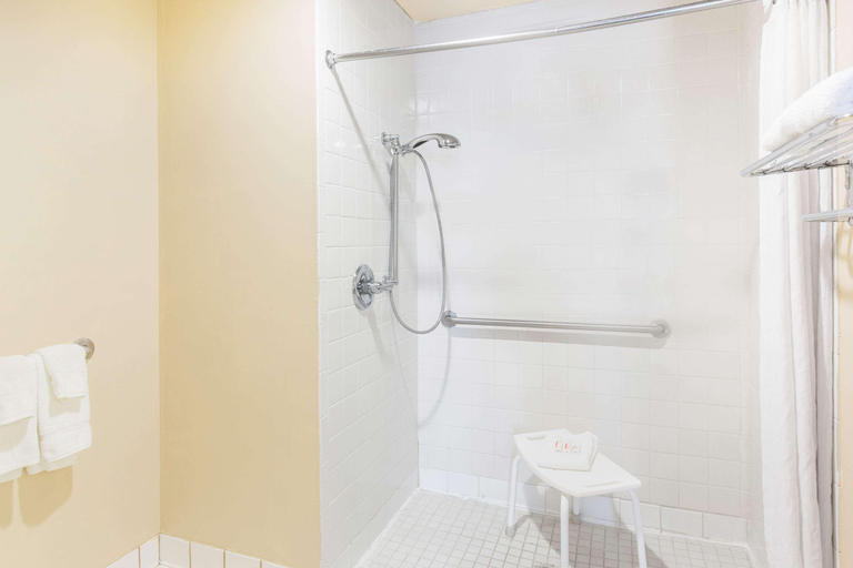 Bathroom 4, Baymont by Wyndham Jonesboro, Craighead