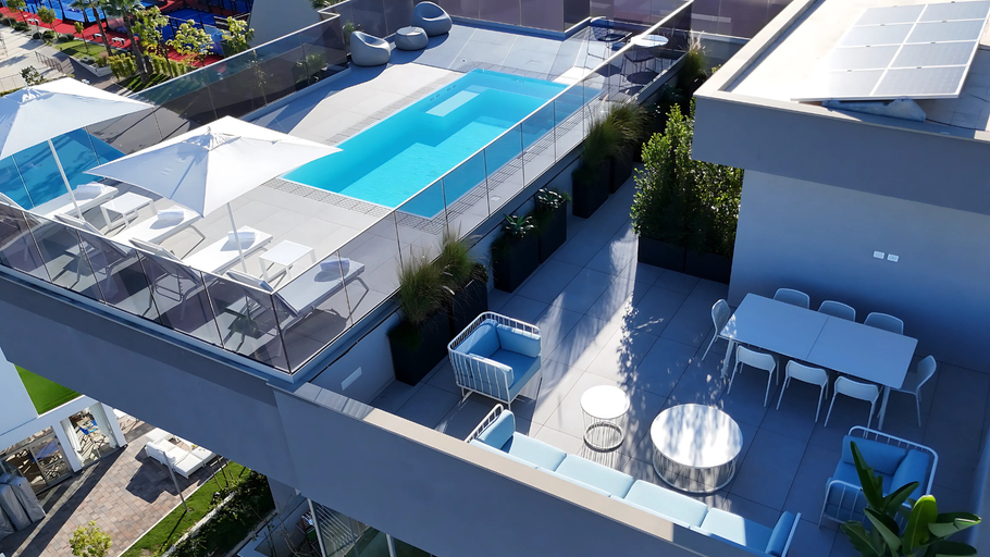 Exterior & Views