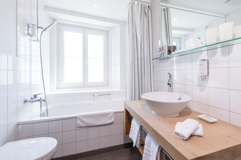 Bathroom 4, Hotel Donatz, Maloja