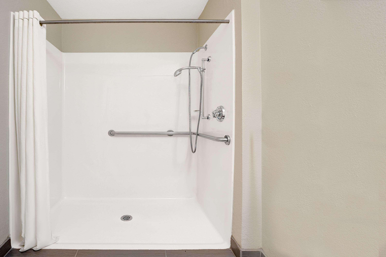 Bathroom 5, Super 8 by Wyndham Dallas South, Dallas
