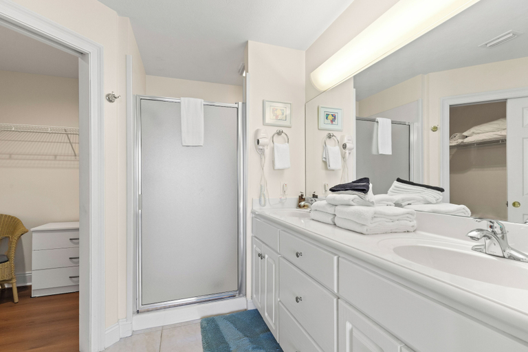 Bathroom 4, Treasure Island 0503, Bay