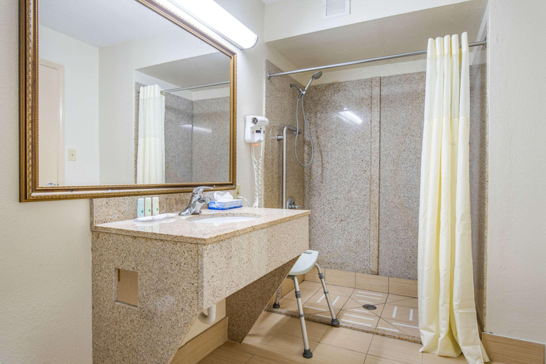 Bathroom 5, Quality Inn Columbia Airport, Lexington