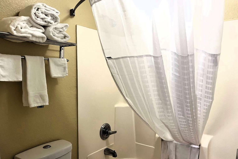 Bathroom 4, Super 8 by Wyndham Indianapolis/NE/Castleton Area, Indianapolis