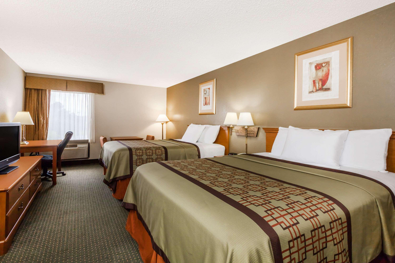 Bedroom 3, Days Inn & Suites by Wyndham New Iberia, Iberia