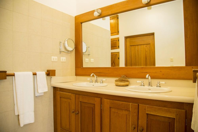 Bathroom 5, Hotel Gringo Perdido, Flores