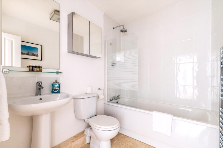 Bathroom, Fantastic Earls Court Flat, London