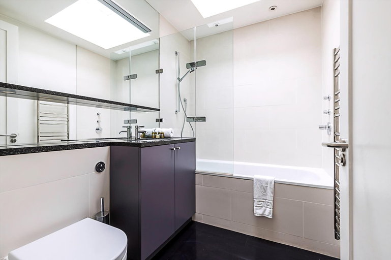 Bathroom 4, London Luxe Retreat: 5-bed Gem, London