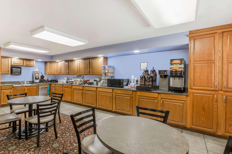 Food & Drinks 5, Super 8 by Wyndham Manhattan KS, Riley