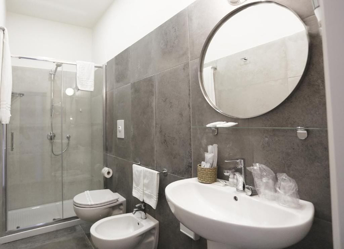 Bathroom, Piazza Bovio 22, Napoli