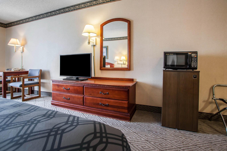 Bedroom 4, Rodeway Inn & Suites Milwaukee Airport, Milwaukee