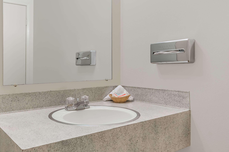 Bathroom 3, Travelodge by Wyndham Grants Pass, Josephine
