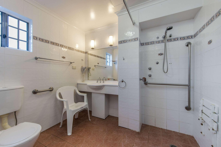 Bathroom 4, Quality Inn Penrith, Penrith - West