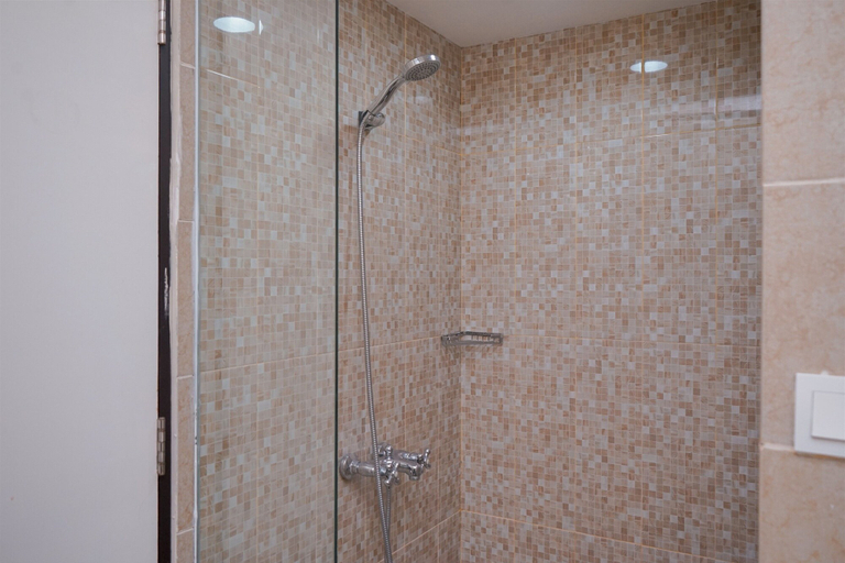 Bathroom 5, Comfy and Minimalist Studio (No Kitchen) Apartment Great Western, Tangerang