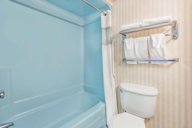 Bathroom 4, Howard Johnson by Wyndham Gillette, Campbell