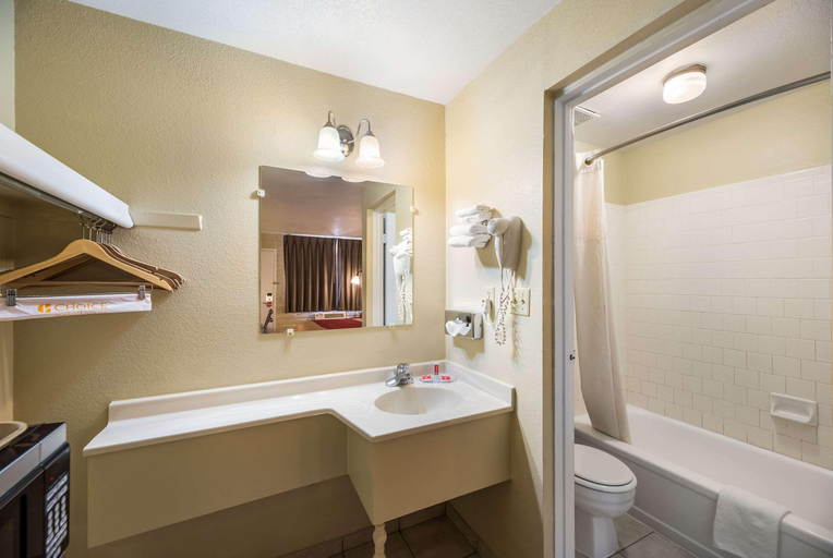 Bathroom 4, Econo Lodge I-40 Exit 286-Holbrook, Navajo