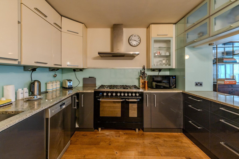 Others 5, Beautiful Three Bedroom House in West London, London