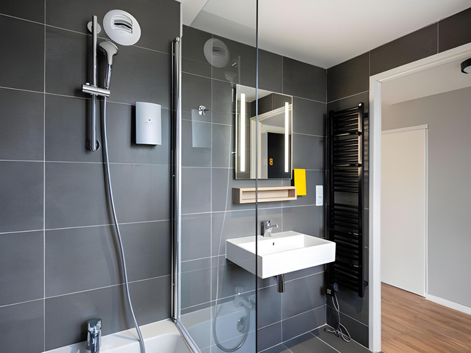 Bathroom 5, Staycity Aparthotels near Disneyland Paris, Seine-et-Marne