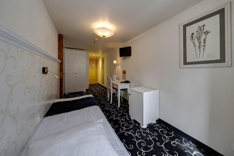 Bedroom 2, Meriton Old Town Garden Hotel, Tallinn