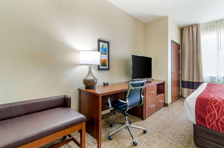 Bedroom 3, Comfort Inn & Suites Salina North, Saline