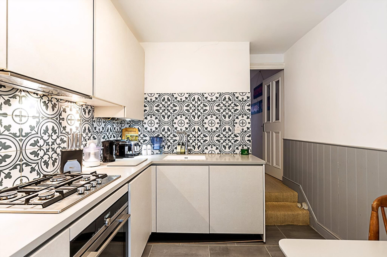 Others 5, Lovely One-bedroom Flat Near West Kensington, London