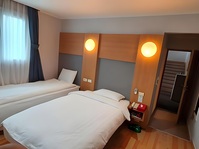 Bedroom 2, Apple Tree Pohang Hotel, Pohang