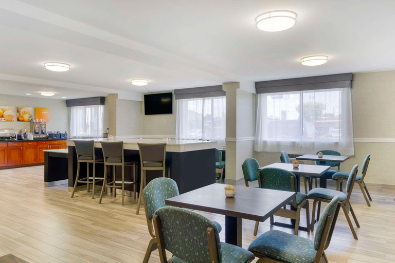 Food & Drinks 5, Comfort Inn & Suites Pacific - Auburn, King
