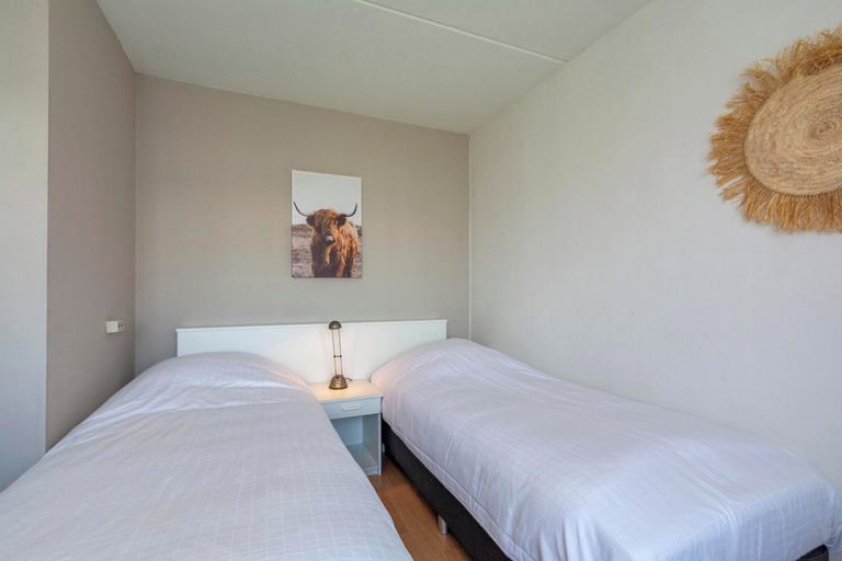 Room 5, Idyllic Coastal Base w/ Garden, Zijpe
