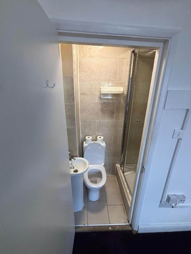Bathroom 3, Golden Star Hotel, London