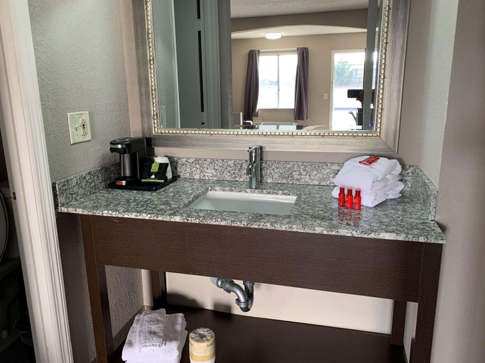 Bathroom 4, SureStay Hotel by Best Western Olathe, Kansas City