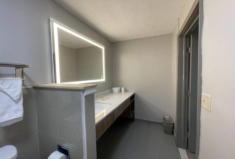 Bathroom 4, Days Inn & Suites by Wyndham York, York