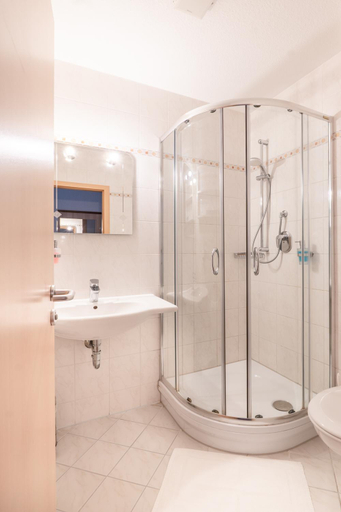 Bathroom 4, Sporthotel Neuruppin, Ostprignitz-Ruppin