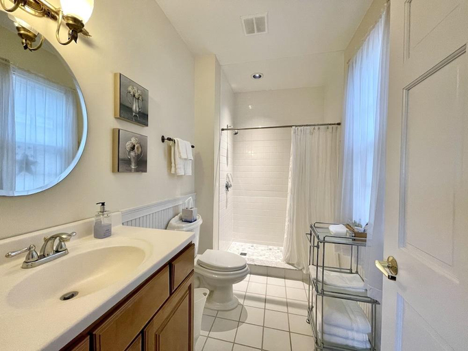 Bathroom 3, Inn on Main Hotel, Monmouth
