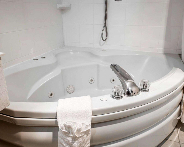 Bathroom 4, Quality Inn Grand Suites Bellingham, Whatcom