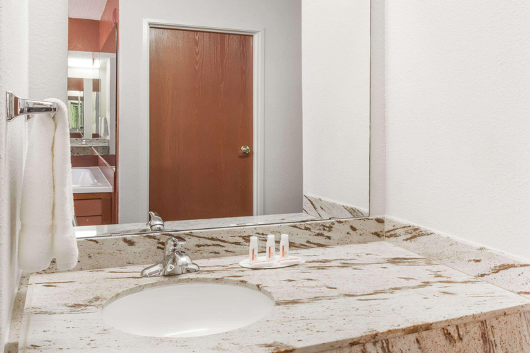 Bathroom 4, Days Inn & Suites by Wyndham New Iberia, Iberia
