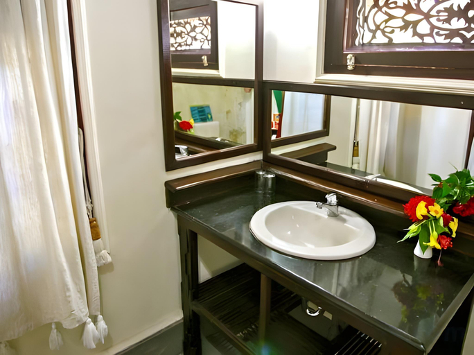 Bathroom 4, Martas Hotel, Lombok