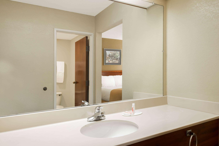 Bathroom 5, Days Inn By Wyndham Norton, Norton
