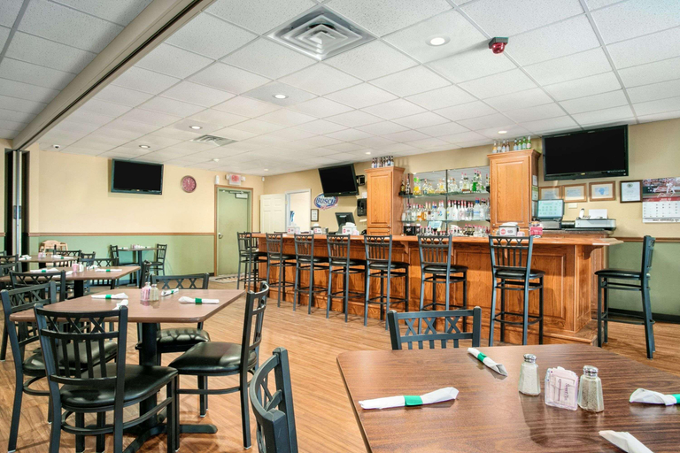 Food & Drinks 5, Super 8 by Wyndham Grayville, White