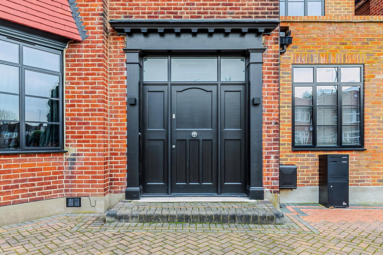 Exterior & Views 2, Stunning 5 Bed House in Willesden Green!, London