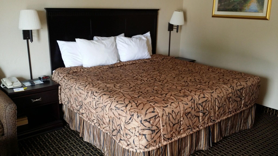 Bedroom 3, Days Inn by Wyndham Norman, Cleveland
