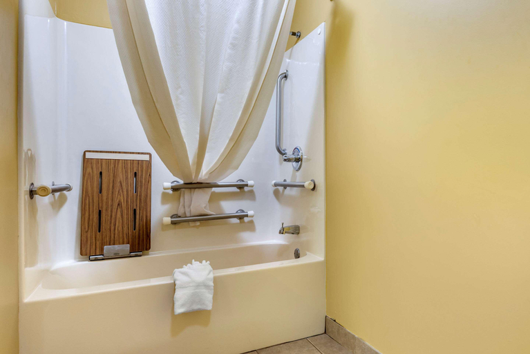 Bathroom 4, Econo Lodge Louisville Airport, Jefferson
