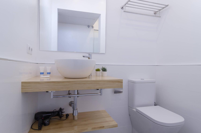 Bathroom 3, Ola Living Camp Nou, Barcelona