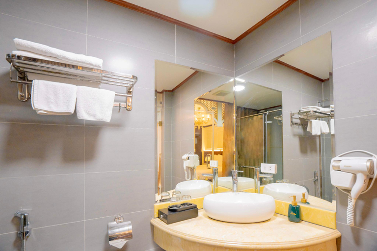 Bathroom 3, Hotel Du Palace, Hoàn Kiếm