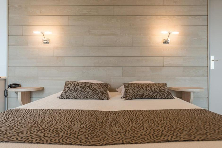 Bedroom 2, Logis Hotels - Au Poisson d'Argent - Hotel 3 etoiles et restaurant, Maine-et-Loire