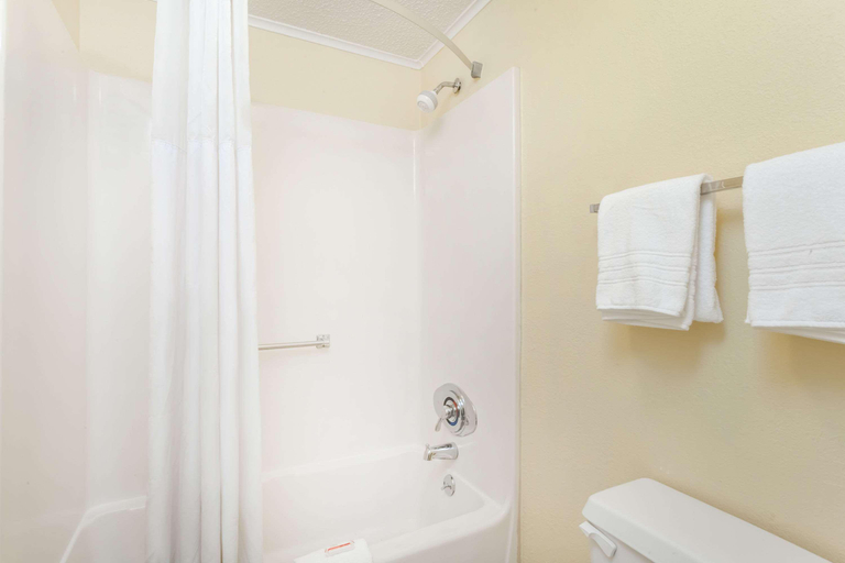 Bathroom 4, Days Inn by Wyndham Dover Downtown, Kent