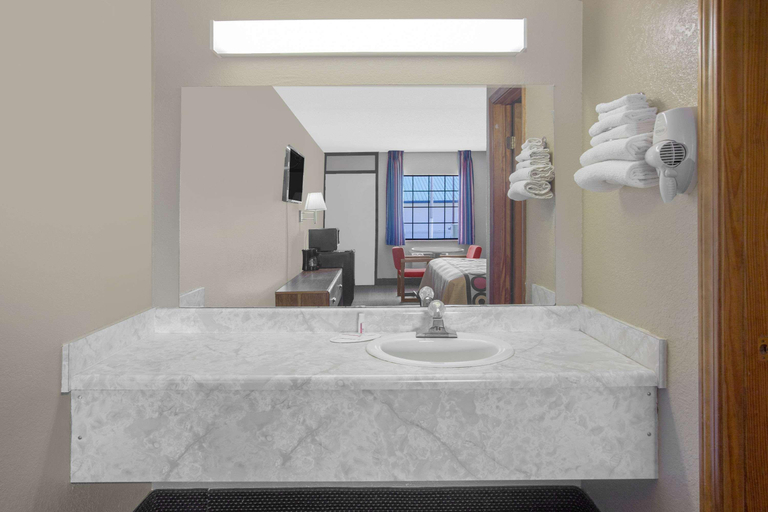 Bathroom 5, Super 8 By Wyndham Clarksville Ar, Johnson