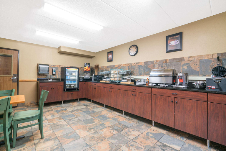 Food & Drinks 5, Days Inn & Suites by Wyndham Baxter Brainerd Area, Crow Wing